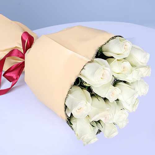 Charming White Spray Rose Bouquet For Italy Special Celebrations And Gifting
