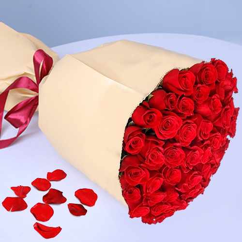 Luxurious 50 Red Rose Bouquet For Italy Romantic Celebrations And Gifting
