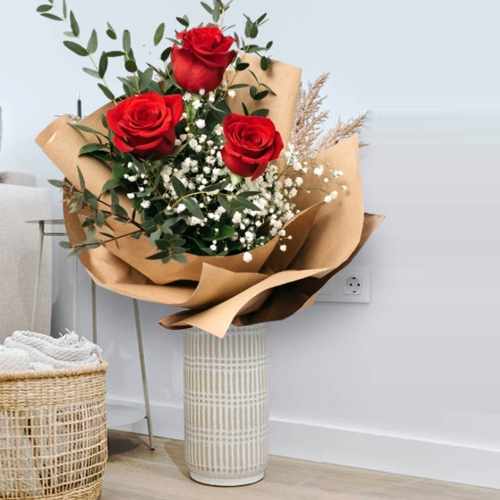 Charming 3 Red Rose Bouquet For Italy Romantic Gifting And Celebrations
