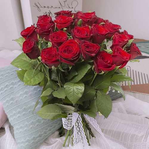 Charming 3 Red Rose Bouquet For Italy Romantic Gifting And Celebrations
