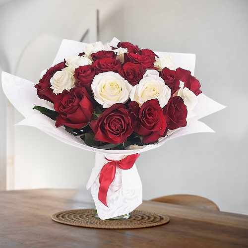 Red & White Rose Bouquet For Italy Celebrations And Heartfelt Gifting
