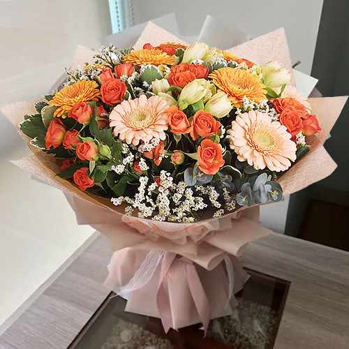 Rome Inspired Mixed Flower Bouquet For Italy Elegant Celebrations
