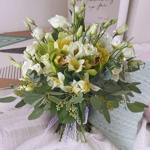 White Eustoma & Alstroemeria Bouquet For Italy Elegant Gifting Moments